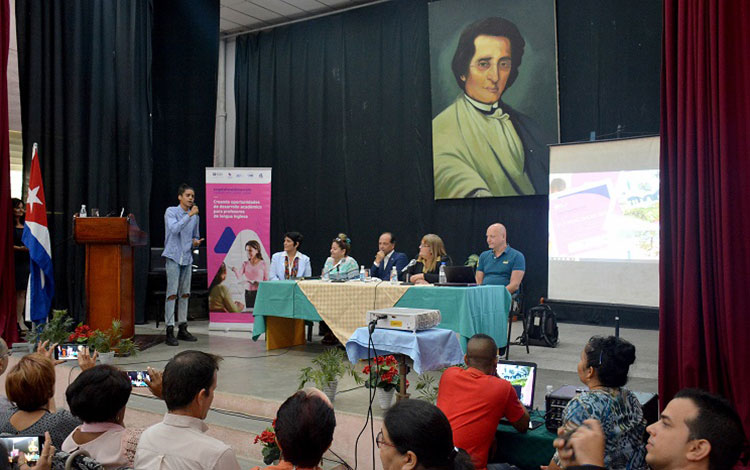 Embajador del Reino Unido de Gran Bretaña e Irlanda del Norte en Cuba, excelentísimo Sir George Hollingbery KCMG, participó en el evento ELT Road Show 2022 en la sede Pedagógica Félix Varela, de Villa Clara. Embajador del Reino Unido de Gran Bretaña e Irlanda del Norte en Cuba, excelentísimo Sir George Hollingbery KCMG, participó en el evento ELT Road Show 2022 en la sede Pedagógica Félix Varela, de Villa Clara.