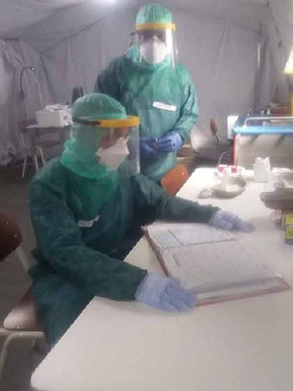 Carlos Carides Ian, enfermero de Remedios, Villa Clara, en plena labor en el hospital cubano en Lombardía. Carlos Carides Ian, enfermero de Remedios, Villa Clara, en plena labor en el hospital cubano en Lombardía..