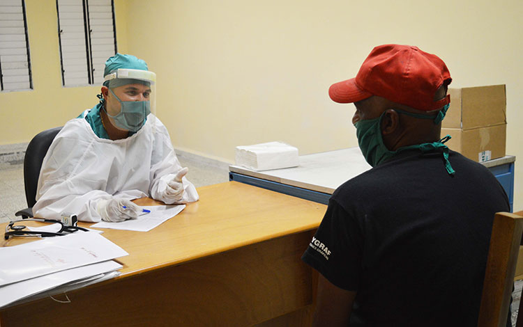 Atención médica a trabajadores del Poligráfico de Villa Clara se mantienen en aislamiento dentro de su centro laboral. Atención médica a trabajadores del Poligráfico de Villa Clara se mantienen en aislamiento dentro de su centro laboral.