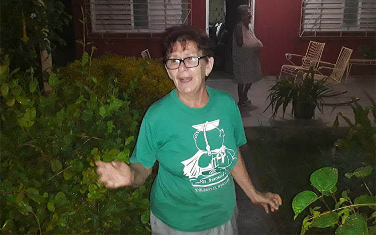 : Amanda Martínez Brito está muy contenta de regresar a su casa en Santa Clara, luego de acompañar a su madre Elvira Brito Espinosa, de 85 años edad, durante el obligatorio y necesario confinamiento. (Foto: Francisnet Díaz Rondón) : Amanda Martínez Brito está muy contenta de regresar a su casa en Santa Clara, luego de acompañar a su madre Elvira Brito Espinosa, de 85 años edad, durante el obligatorio y necesario confinamiento. (Foto: Francisnet Díaz Rondón)