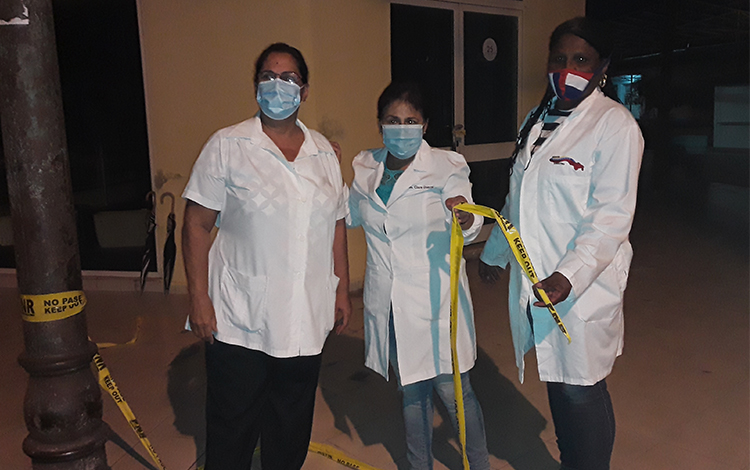 La doctora Clara Guerra Cabrera (centro), junto a sus compañeras de profesión Sara Caridad Hernández González (extremo derecho) y María Victoria Llovera Rodríguez, también celebraron el esperado acontecimiento. (Foto: Francisnet Díaz Rondón) La doctora Clara Guerra Cabrera (centro), junto a sus compañeras de profesión Sara Caridad Hernández González (extremo derecho) y María Victoria Llovera Rodríguez, también celebraron el esperado acontecimiento. (Foto: Francisnet Díaz Rondón)