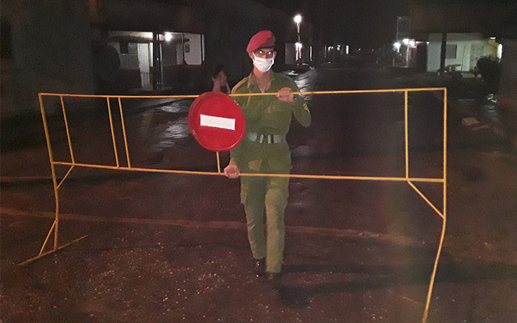 Un miembro de la Brigada de Prevención, de las FAR, retira una de las vallas de seguridad al cese de la cuarentena en Camajuaní. (Foto: Francisnet Díaz Rondón) Un miembro de la Brigada de Prevención, de las FAR, retira una de las vallas de seguridad al cese de la cuarentena en Camajuaní. (Foto: Francisnet Díaz Rondón)