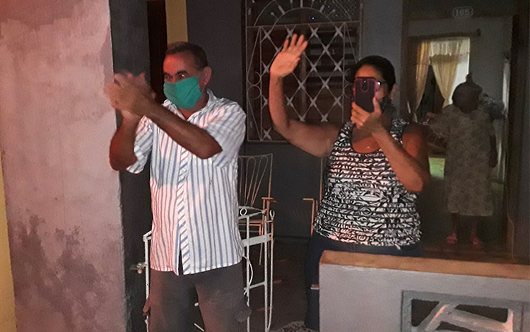 Los vecinos salieron a celebrar la noticia del cese de la que fuera la segunda cuarentena impuesta en el municipio Camajuaní. (Foto: Francisnet Díaz Rondón) Los vecinos salieron a celebrar la noticia del cese de la que fuera la segunda cuarentena impuesta en el municipio Camajuaní. (Foto: Francisnet Díaz Rondón)