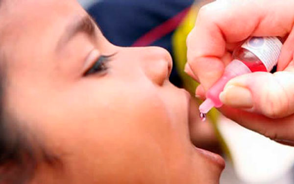 Niña cubana recibe dosis de la vacuna antipolio oral.