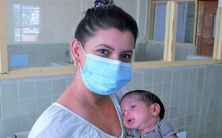 Madre e hijo comparten un momento de felicidad. Madre e hijo comparten un momento de felicidad.