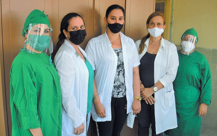Parte del equipo que atiende al niño en el servicio de Neonatología del Hospital Pediátrico villaclareño. De izquierda a derecha: Yusmara Ramos Valdés, Daimy Pérez Guillén, Marbelis Díaz Alonso, íngela de la Caridad Herrera Manso y Mailé González Docina Parte del equipo que atiende al niño en el servicio de Neonatología del Hospital Pediátrico villaclareño. De izquierda a derecha: Yusmara Ramos Valdés, Daimy Pérez Guillén, Marbelis Díaz Alonso, íngela de la Caridad Herrera Manso y Mailé González Docina