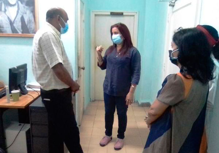 El gobernador de Villa Clara, Alberto López Díaz, dialoga con la directora de Salud en la provincia, Gretza Sánchez Padrón. El gobernador de Villa Clara, Alberto López Díaz, dialoga con la directora de Salud en la provincia, Gretza Sánchez Padrón.