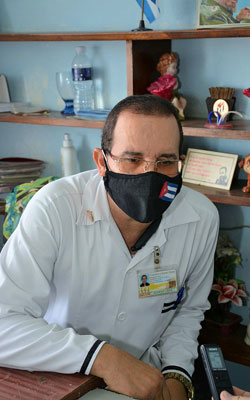 Licenciado Luis Barrios Ravelo, coordinador de todos los vacunatorios adscritos al policlínico Santa Clara. Licenciado Luis Barrios Ravelo, coordinador de todos los vacunatorios adscritos al policlínico Santa Clara.