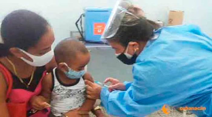 Niño villaclareño recibiendo una vacuna. Niño villaclareño recibiendo una vacuna.