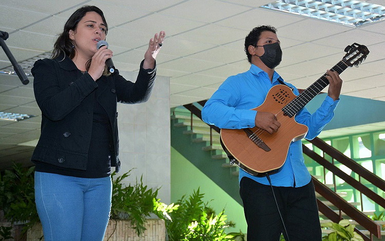 Cantante Anaili Pérez y guitarrista Yaondy Guerra. Cantante Anaili Pérez y guitarrista Yaondy Guerra.