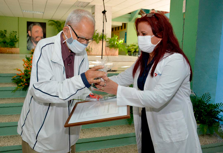 Directora provincial de Salud reconoce al Dr. Rafael Antonio Machado García-Siñeriz, profesor de la Universidad Médica. Directora provincial de Salud reconoce al Dr. Rafael Antonio Machado García-Siñeriz, profesor de la Universidad Médica.