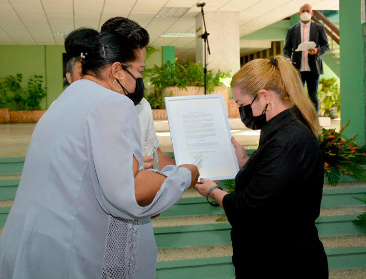 Primera secretaria del PCC en Villa Clara recibe reconocimiento a José Ramón Machado Ventura, Doctor Honoris Causa de la Universidad Médica de Villa Clara. Primera secretaria del PCC en Villa Clara recibe reconocimiento a José Ramón Machado Ventura, Doctor Honoris Causa de la Universidad Médica de Villa Clara.