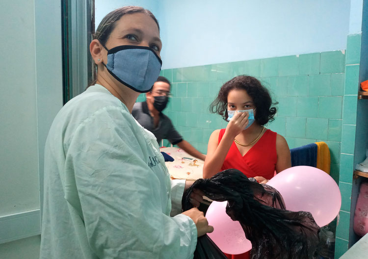 Alianny, paciente del Servicio de Oncohematología del hospital pediátrico José Luis Miranda, de Santa Clara.recibe donación realizada por jóvenes, campesinos y trabajadores del municipio de Camajuaní. Alianny, paciente del Servicio de Oncohematología del hospital pediátrico José Luis Miranda, de Santa Clara.recibe donación realizada por jóvenes, campesinos y trabajadores del municipio de Camajuaní.