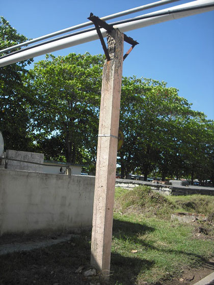 Poste averiado sustituido por los trabajadores de la Empresa Eléctrica. Poste averiado sustituido por los trabajadores de la Empresa Eléctrica.