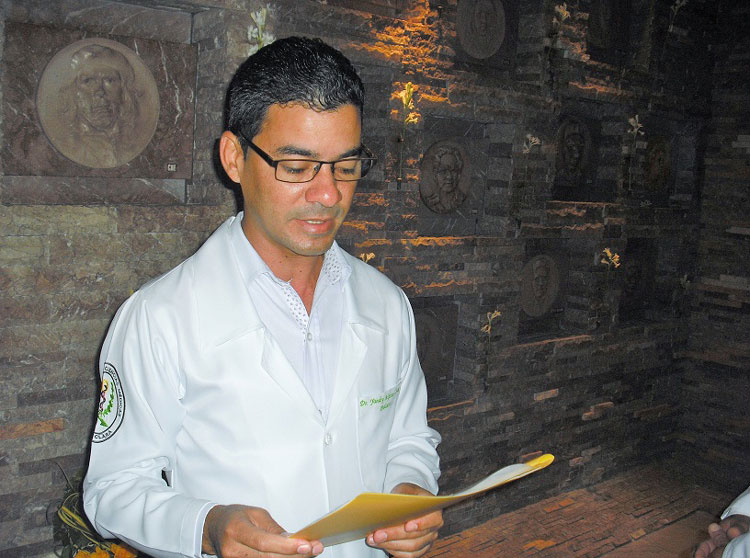 Doctor Yandry Alfonso habla en nombre de los trabajadores de la Salud, en el Memorial, ante el nicho que guarda los restos de Ernesto Guevara de la Serna. Doctor Yandry Alfonso habla en nombre de los trabajadores de la Salud, en el Memorial, ante el nicho que guarda los restos de Ernesto Guevara de la Serna.