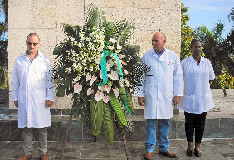 Trabajadores de la Salud colocan ofrenda floral ante el monumento a Ernesto Che Guevara, en la Plaza que lleva su nombre. Trabajadores de la Salud colocan ofrenda floral ante el monumento a Ernesto Che Guevara, en la Plaza que lleva su nombre.