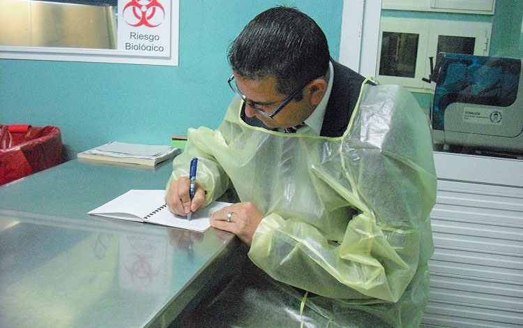 El rector de la Universidad de La Sierra dejó plasmada sus consideraciones al término del recorrido por el Laboratorio. El rector de la Universidad de La Sierra dejó plasmada sus consideraciones al término del recorrido por el Laboratorio.