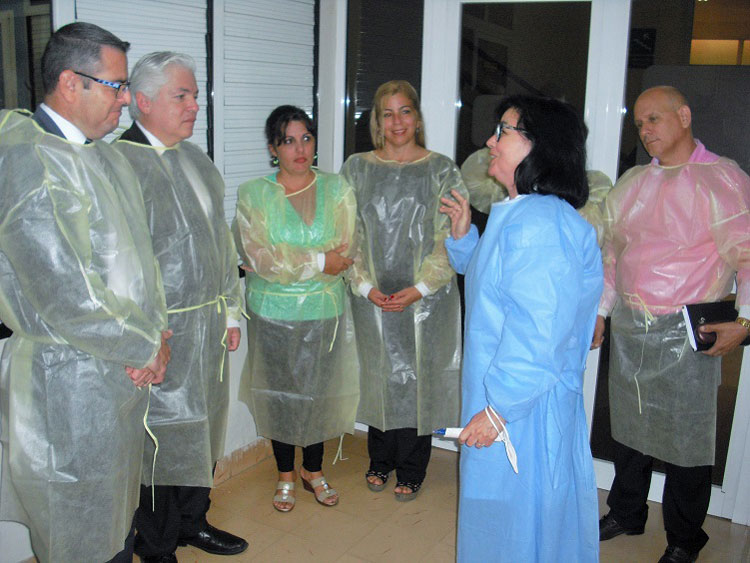 Visita de académicos mexicanos al Laboratorio de MIcrobiología de Villa Clara. Visita de académicos mexicanos al Laboratorio de MIcrobiología de Villa Clara.