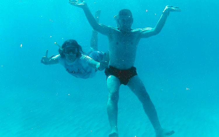 Padre y niña debajo del mar