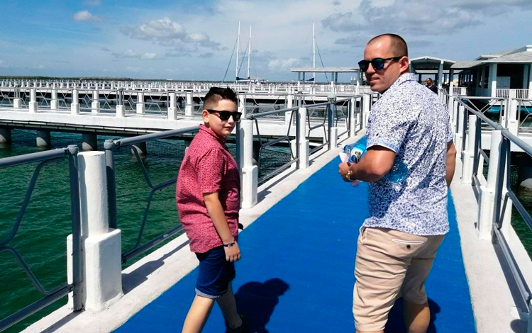 Padre e hijo en el delfinario de Cayo Santa María