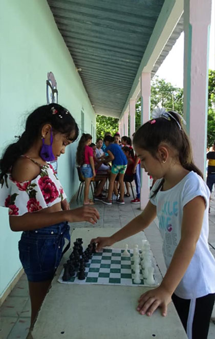 Niñas jugando ajedrez durante el inicio del verano en Jorobada, Manicaragua, Niñas jugando ajedrez durante el inicio del verano en Jorobada, Manicaragua,