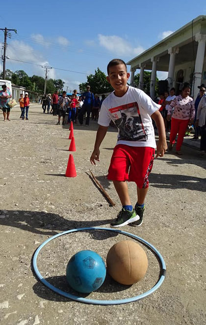 Niño en actividad deportivo-recreativa durante el inicio del verano en la comunidad de Jorobada, Manicaragua. Niño en actividad deportivo-recreativa durante el inicio del verano en la comunidad de Jorobada, Manicaragua.