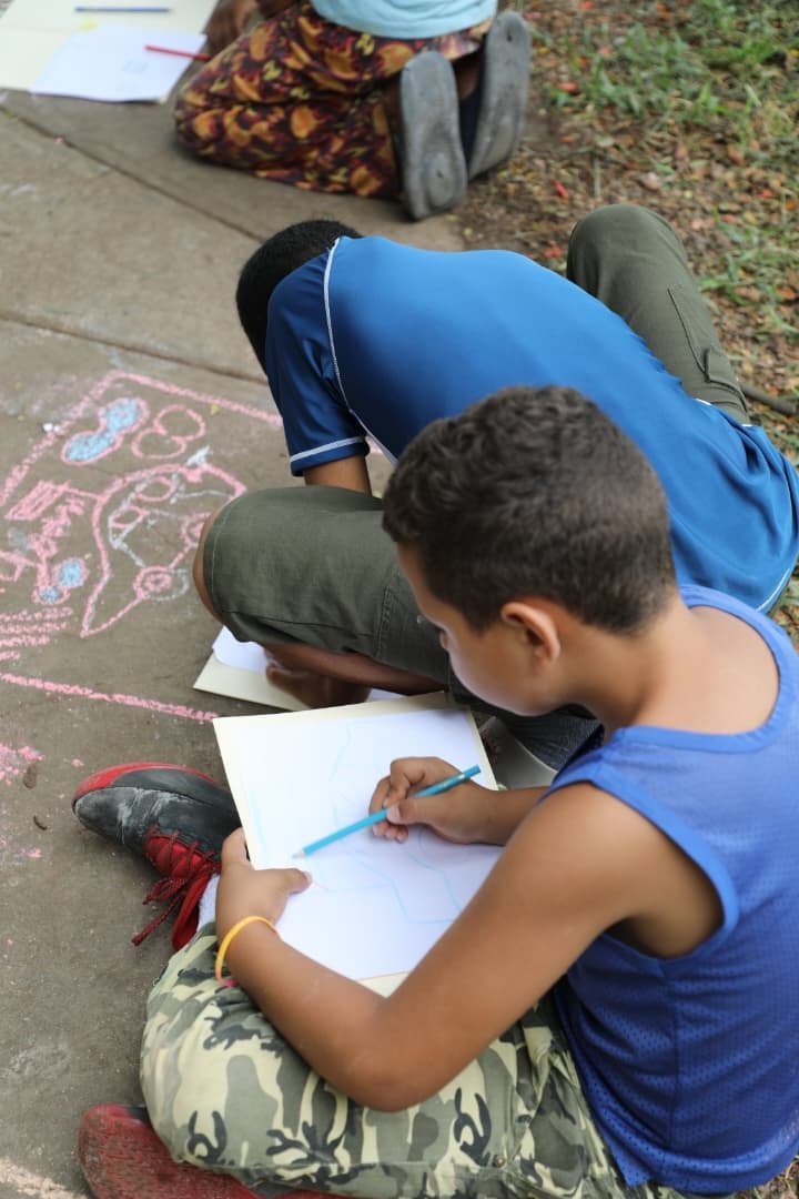 Niños dibujando.