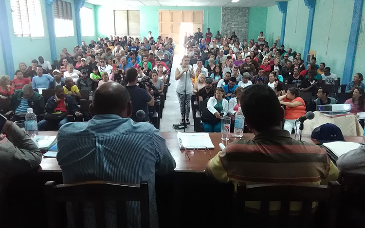 Reunión con trabajadores por cuenta propia que laboran en la zona común de Los Framboyanes. Reunión con trabajadores por cuenta propia que laboran en la zona común de Los Framboyanes.