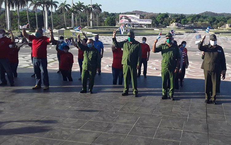 Dirigentes de Villa Clara en grupo reducido iniciaron la jornada de este Primero de Mayo con el tributo al che. Dirigentes de Villa Clara en grupo reducido iniciaron la jornada de este Primero de Mayo con el tributo al che.