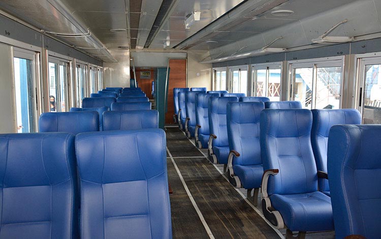 Para ofrecer un mayor confort a los viajeros, se sustituyeron los asientos originales del tren espirituano por otros reclinables importados. (Fotos: Ramón Barreras Valdés) Para ofrecer un mayor confort a los viajeros, se sustituyeron los asientos originales del tren espirituano por otros reclinables importados. (Fotos: Ramón Barreras Valdés)