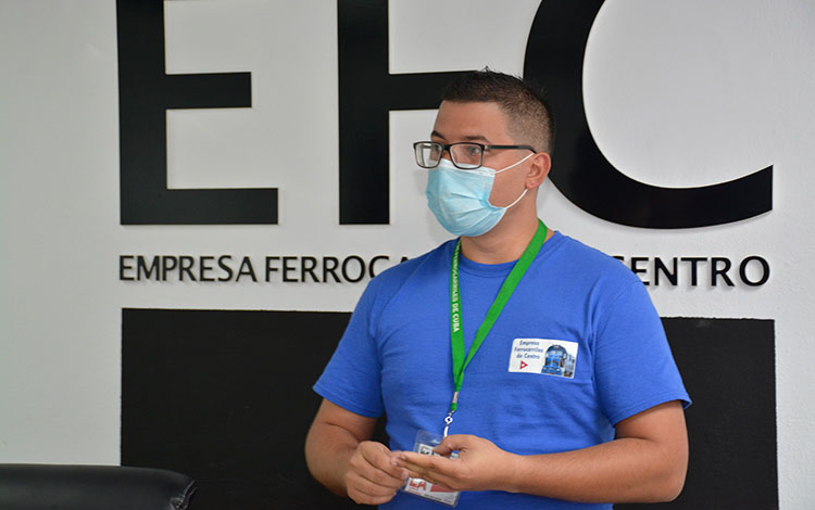 Pedro Hernández Gallardo, director general de la Empresa de Ferrocarriles del Centro, precisó que el tren espirituano tendrá una capacidad para 380 pasajeros en cada viaje y contará con una frecuencia de cuatro días.(fotos: Ramón Barreras Valdés) Pedro Hernández Gallardo, director general de la Empresa de Ferrocarriles del Centro, precisó que el tren espirituano tendrá una capacidad para 380 pasajeros en cada viaje y contará con una frecuencia de cuatro días.(fotos: Ramón Barreras Valdés)
