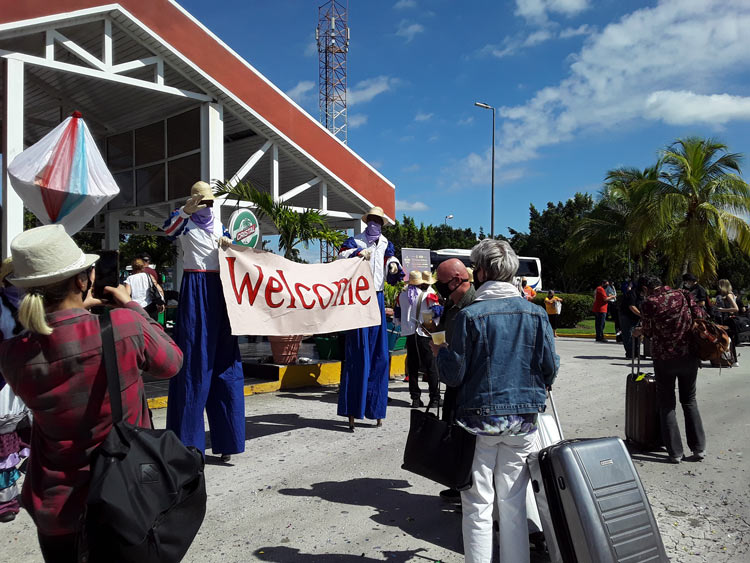 Actividad de bienvenida a los viajeros del vuelo de Sunwing Airlines, procedente de Toronto. Actividad de bienvenida a los viajeros del vuelo de Sunwing Airlines, procedente de Toronto.