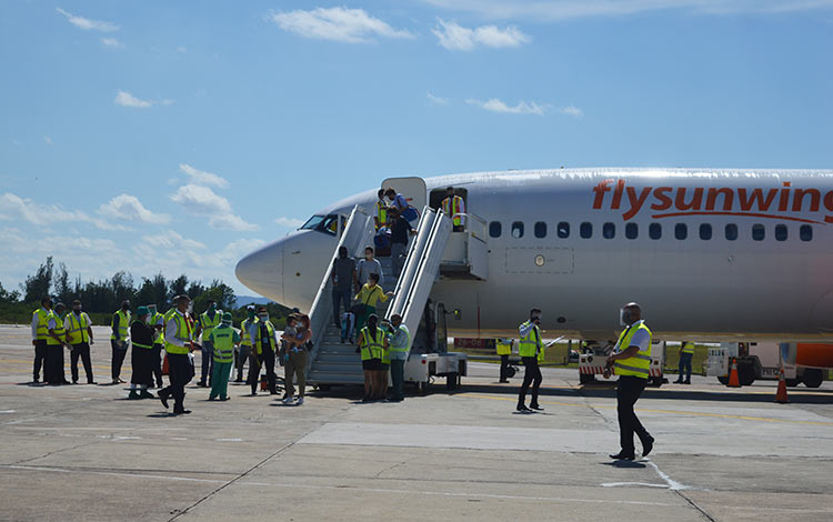 Recibimiento en la pista del vuelo que reinicia las operaciones comerciales del aeropuerto internacional Abel Santamaría, de Villa Clara. Recibimiento en la pista del vuelo que reinicia las operaciones comerciales del aeropuerto internacional Abel Santamaría, de Villa Clara.