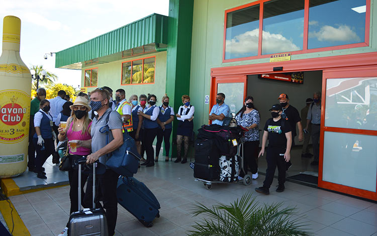 Viajeros del primer vuelo de primer vuelo de Sunwing Airlines tras su arribo al aeropuerto internacional Abel Santamaría, de Villa Clara. Viajeros del primer vuelo de primer vuelo de Sunwing Airlines tras su arribo al aeropuerto internacional Abel Santamaría, de Villa Clara.
