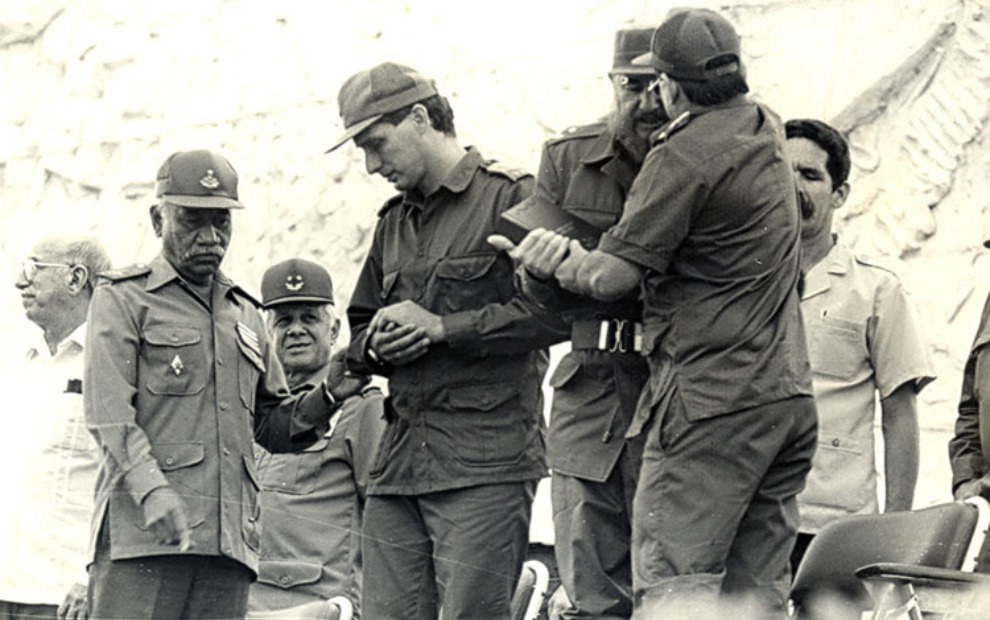 Junto a Raúl y el Comandante de la Revolución Juan Almeida Bosque, durante el acto por el Día del Miliciano, celebrado en la Plaza Ernesto Che Guevara, el 16 de abril de 1997.