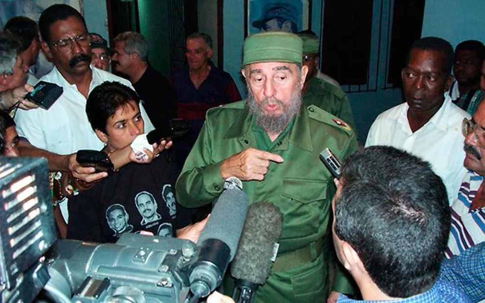 En Corralillo, tras el paso del huracán Michelle por el territorio central de Cuba, en noviembre de 2001.