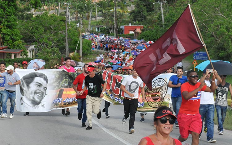 Marcha universitaria en honor al Che en Santa Clara.