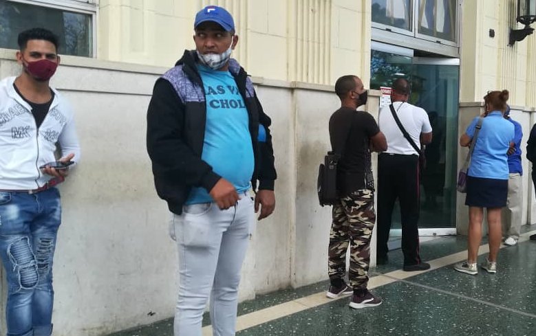 Personas en la calle sin nasobuco