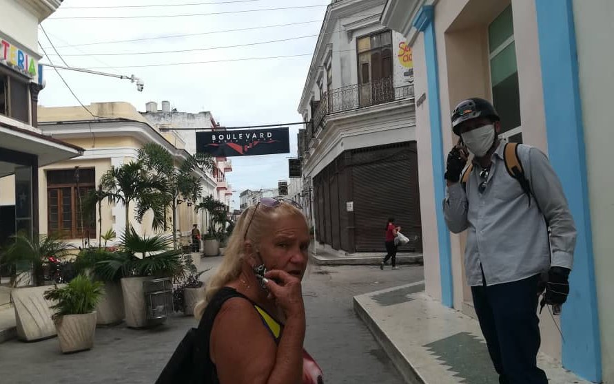 Mientras algunos caminan con temor y cumplen estrictamente las medidas sanitarias otros echan por tierra todo el esfuerzo.(Foto: Dayana Darias Valdés) 