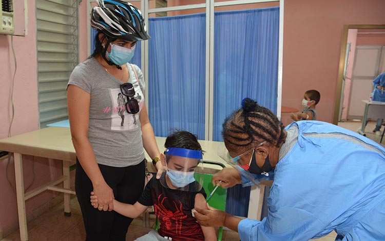 Niño villaclareño recibiendo la vacuna Anti-COVID-19.