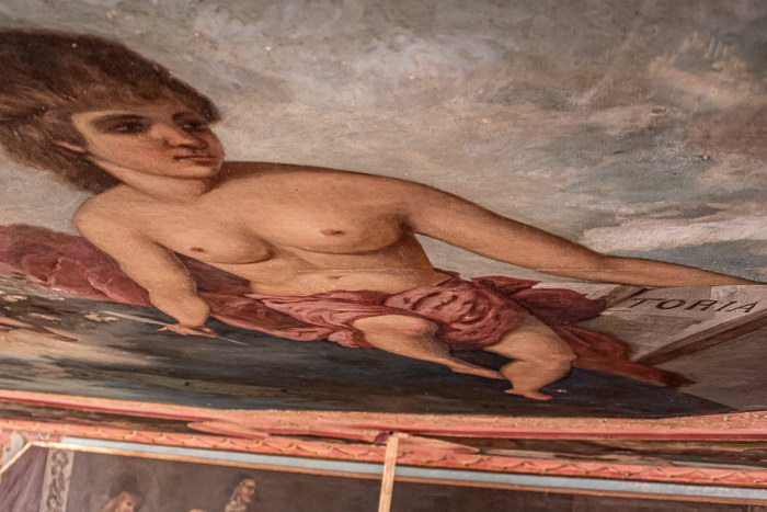 La historia, imagen de las pinturas en el interior del teatro La Caridad. La historia, imagen de las pinturas en el interior del teatro La Caridad.