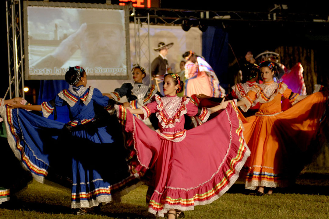 Grupo danzario en la vigilia en homenaje a Fidel, en la noche del 30 de noviembre de 2016 en Santa Clara.
