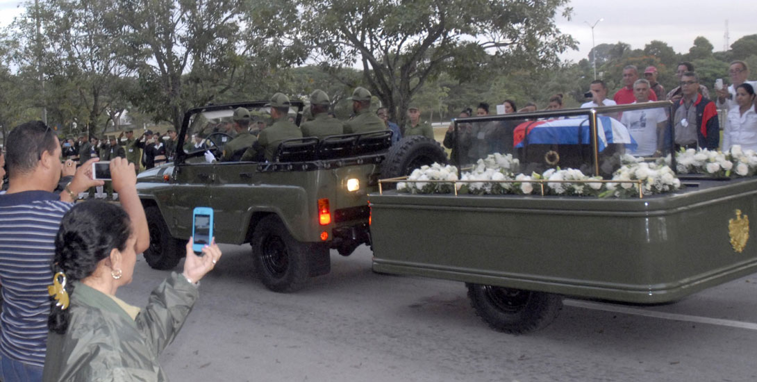 Paso del cortejo fúnebre que trasladaba las cenizas de Fidel hacia Santiago de Cuba.