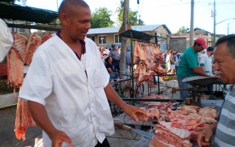 Venta de carne de cerdo.
