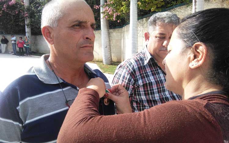 El campesino Issac Moreno Otaño, presidente de la CCS Frank País, de Camajuaní, recibió la medalla Romárico Cordero a nombre de sus asociados y con el compromiso de seguir aportando comida en función del pueblo.