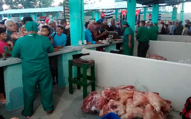Venta de cerdo en el recinto ferial Los Pilongos