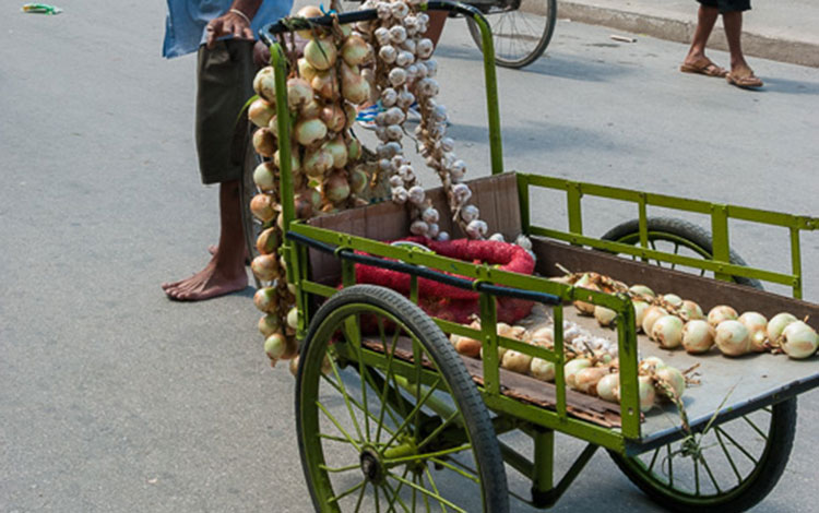 Carretillero vende productos agropecuarios en Sagua la Grande.