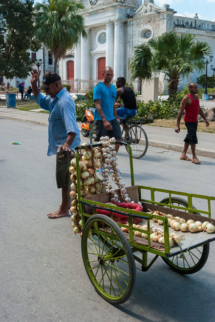 Carretillero vende productos agropecuarios en Sagua la Grande. Carretillero vende productos agropecuarios en Sagua la Grande.