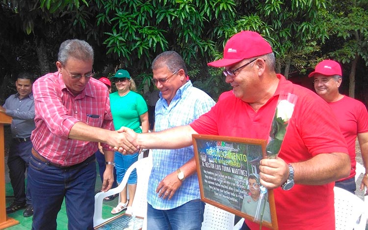Gustavo Rodríguez Rollero, ministro de la Agricultura, y Héctor Torna, delegado del sector en Villa Clara.