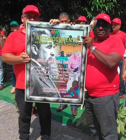 Reconocimiento a Jorge Luis Tartabull, dirigente de la agricultura urbana en Villa Clara. Reconocimiento a Jorge Luis Tartabull, dirigente de la agricultura urbana en Villa Clara.